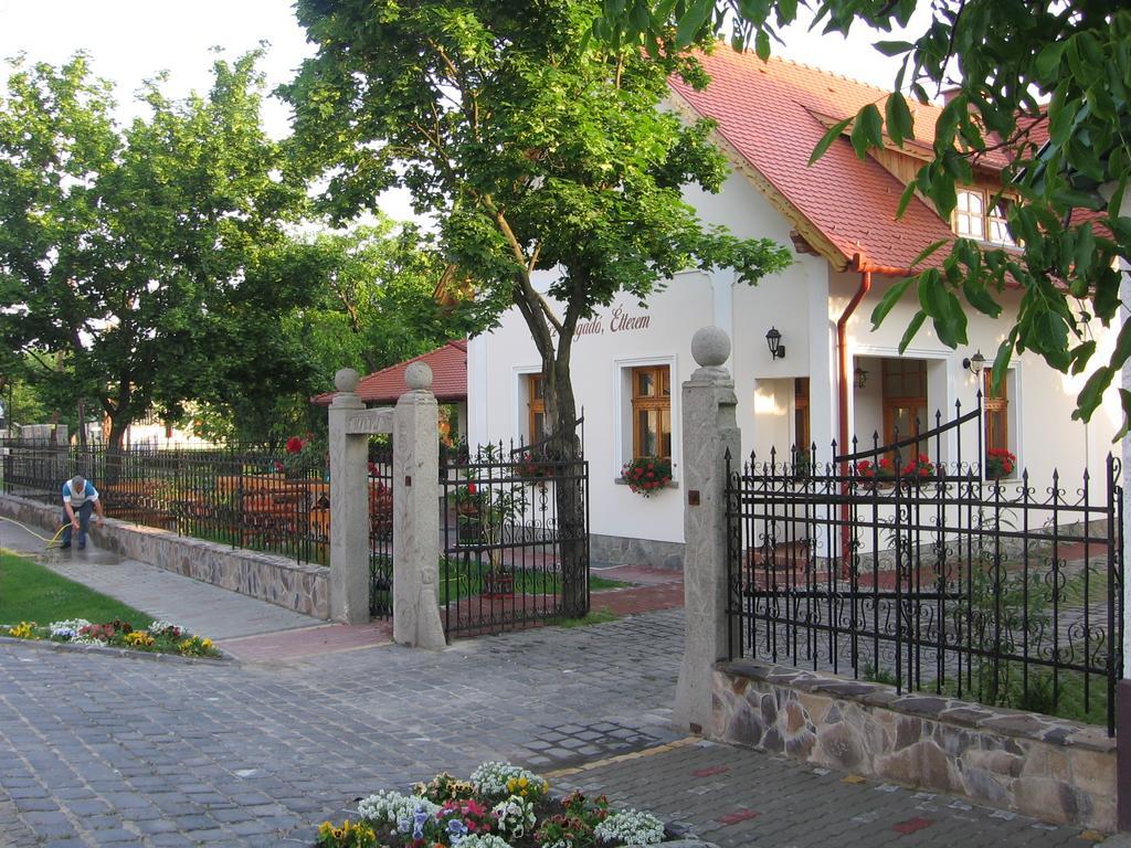 Racz Fogado Hotel Kisoroszi Bagian luar foto